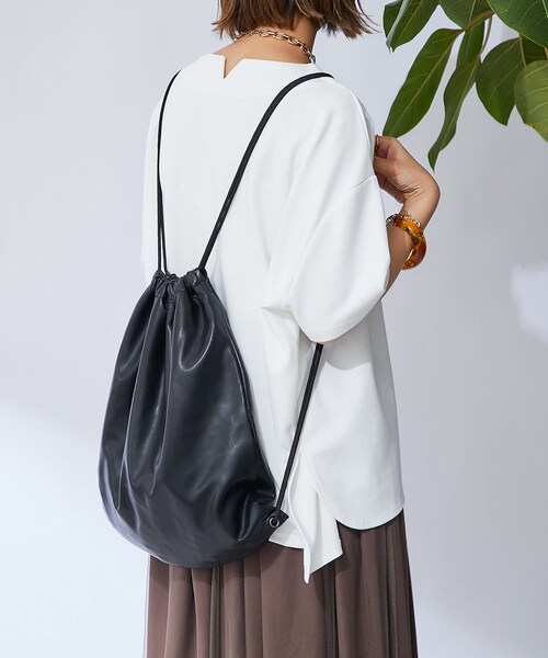 un dix cors（アンディコール）の「《予約》レザーナップザック（バックパック/リュック・レディース・アイボリー/ブラック・F）」の2枚目の写真