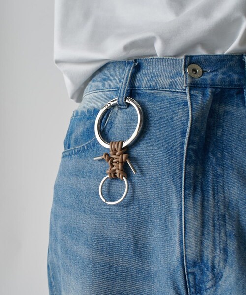 Lui's（ルイス）の「cristy knotman ring（キーケース/キーアクセサリー・レディース・ブラック/トープ・F）」の2枚目の写真