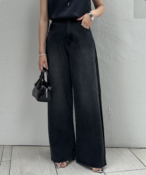 COLLAGE GALLARDAGALANTE（コラージュガリャルダガランテ）の「【縦ラインで美脚効果】サイドタックデニムパンツ（デニムパンツ・レディース・ブルー/ブラック・1/0）」の2枚目の写真