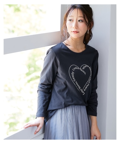nissen（ニッセン）の「綿１００％長袖プリントTシャツ（ＵＶカット）＜大きいサイズ有＞（Tシャツ/カットソー・レディース・オフホワイト:フレンチロゴ/アイス杢:シンプルロゴ/在庫限り◆ライムイエロー:草花/在庫限り◆グレージュ:ネコロゴ/黒:ナンバーロゴ/在庫限り◆モーブピンク:雑貨ロゴ/オフホワイト:ナンバーロゴ/モカグレー:クールロゴ/黒:フレンチロゴ/アイス杢:フォトねこ/ラズベリーピンク:フレンチ/杢グレー:ネコだらけ/チャコールグレー:袖ロゴ/ボルドー:ロゴ花/ネイビー:ハート/オフホワイト:ブロックロゴ/黒:レタリングロゴ/グレイッシュブルー:ほのぼのネコ/モカベージュ:胸つむネコ/チャコール:アーチロゴ/在庫限り◆ブルーグレー:胸ネコ/在庫限り◆ダスティピンク:花/チャコール:おすわりネコ/黒:ブロックロゴ/オフホワイト:筆記ロゴ/グリーン:野花・S/M/L/LL/3L/4L/5L/6L/8L/10L）」の21枚目の写真