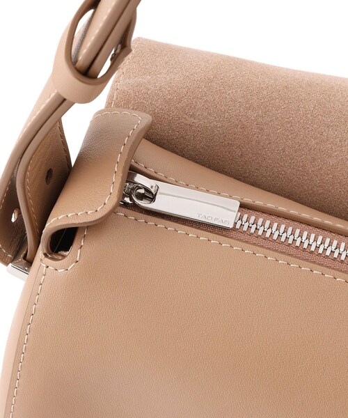 ADAM ET ROPE'（アダムエロペ）の「【TAD FAB（タッド ファブ）】SOFTIE MIDI（ショルダーバッグ・レディース・ブラック/ベージュ・F）」の7枚目の写真