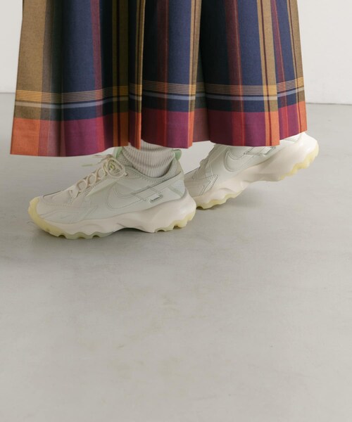 URBAN RESEARCH DOORS（アーバンリサーチドアーズ）の「NIKE　TC7900 PRM（スニーカー・レディース・セイルグレイ・23.5/24/24.5）」の3枚目の写真