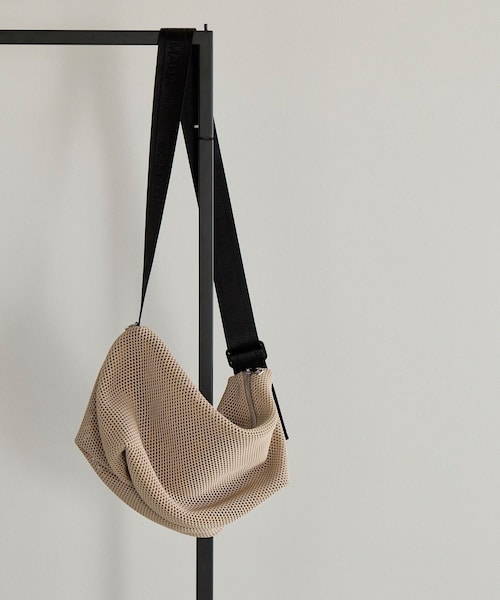 ADAM ET ROPE'(アダムエロペ)の「メッシュショルダーバッグ(ショルダーバッグ・レディース・ブラック/ブラック系/チャコール/ベージュ/シルバー/オフホワイト/カーキ/ゴールド・F)」の21枚目の写真