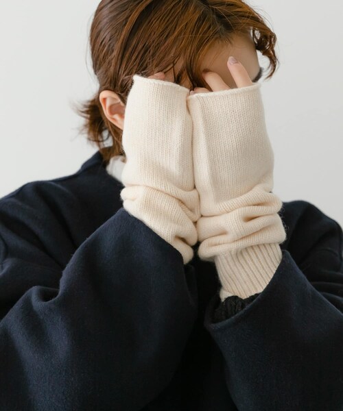 URBAN RESEARCH（アーバンリサーチ）の「カシミヤアームウォーマー（ベルト・レディース・WHITE/BROWN/CHARCOAL・FREE）」の5枚目の写真