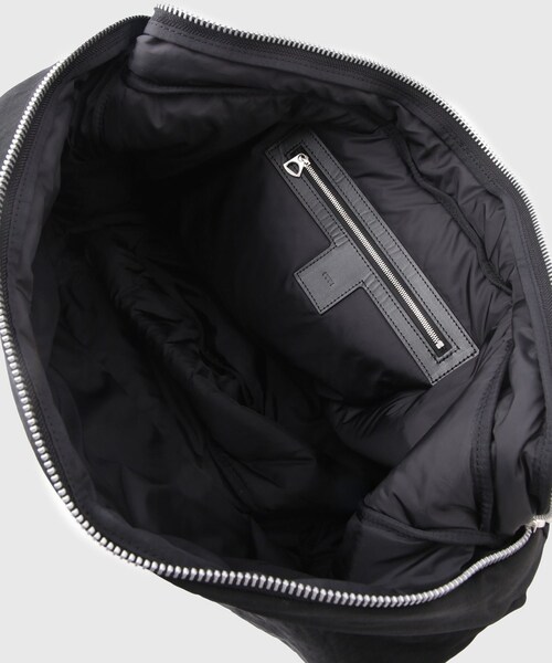 ADAM ET ROPE'（アダムエロペ）の「【ITTI/イッチ】ANNIE PUFFER BIG MOON BAG / CERATO BRIGHT（ショルダーバッグ・メンズ・ブラック・F）」の9枚目の写真