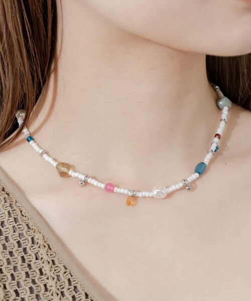 SMELLY（スメリー）の「カラーパーツビーズネックレス（ネックレス・レディース・WHT・-）」の2枚目の写真