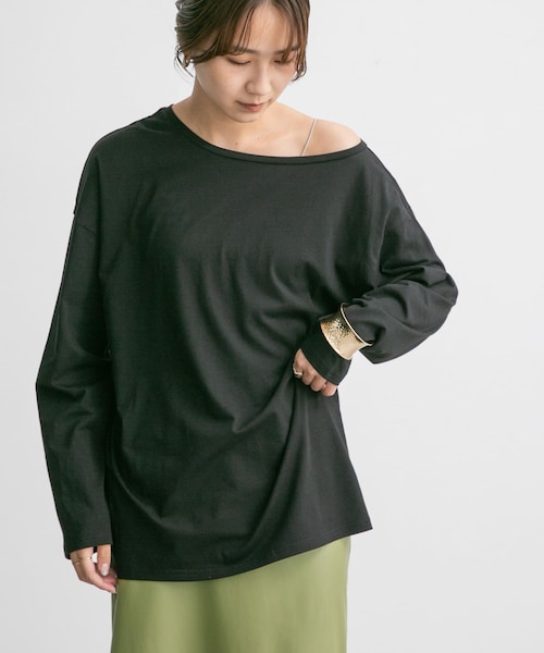 KBF(ケイビーエフ)の「アシメネックカットソー(Tシャツ/カットソー・レディース・OFF/BLUEGRAY/BLACK・one)」の2枚目の写真