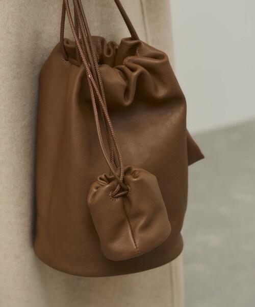 ADAM ET ROPE'(アダムエロペ)の「【PFT】Drawstrig Mini Pochette(ショルダーバッグ・レディース・ブラック/ブラウン・F)」の11枚目の写真