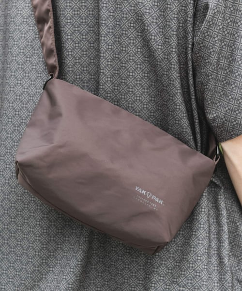 URBAN RESEARCH DOORS(アーバンリサーチドアーズ)の「『別注』YAKPAK×DOORS SHOULDER BAG S(ショルダーバッグ・メンズ・BLACK/CHARCOAL/BROWN/WHITE・-)」の16枚目の写真