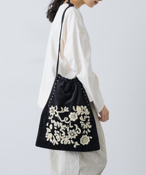 かぐれ（カグレ）の「Khadi&co VELVET Embroidery Bag（ショルダー