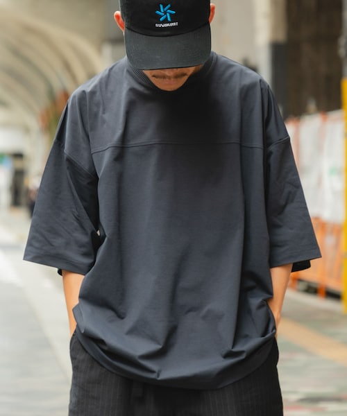 URBAN RESEARCH(アーバンリサーチ)の「Wide Dad BREEZY TECH SHORT-SLEEVE T-SHIRTS(Tシャツ/カットソー・メンズ・D.NAVY/BLACK/CHARCOAL・1/2)」の2枚目の写真