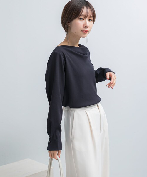 URBAN RESEARCH ROSSO（アーバンリサーチロッソ）の「トリアセテート混ドレープネックブラウス（シャツ/ブラウス・レディース・L/BEIGE/NAVY・Free）」の5枚目の写真