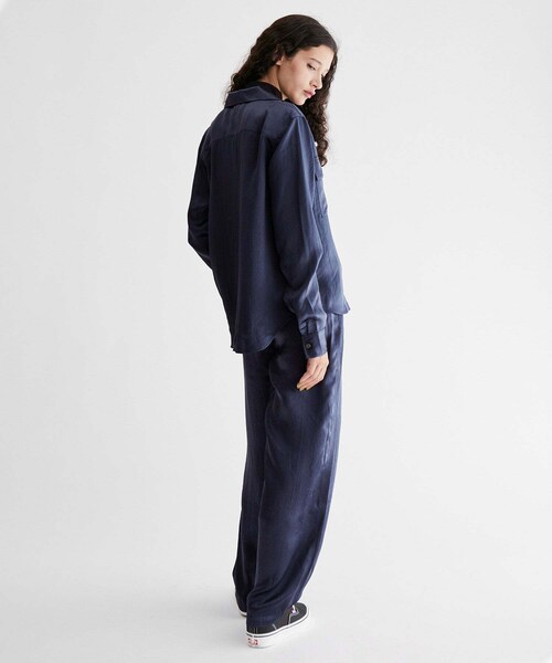 Saturdays NYC（サタデーズ ニューヨークシティ ）の「Lomedico Crinkled Satin LS Shirt（シャツ/ブラウス・レディース・ネイビー/イエロー・L/XS）」の16枚目の写真