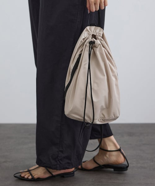 ADAM ET ROPE'（アダムエロペ）の「【WEB限定】2WAYナップサック / 撥水（バックパック/リュック・レディース・ブラック/ベージュ系・F）」の6枚目の写真