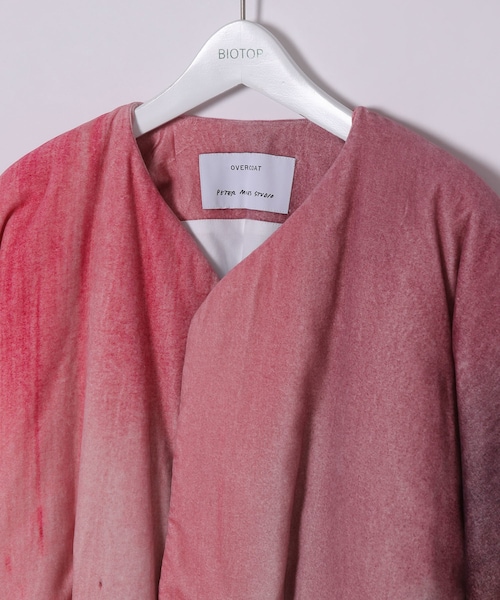 ADAM ET ROPE'（アダムエロペ）の「MENS【OVERCOAT】DOLMAN SLEEVE PUFFER JACKET WITH BATTING IN PRINTED VELVET（ノーカラージャケット・メンズ・パープル系・1/2）」の5枚目の写真