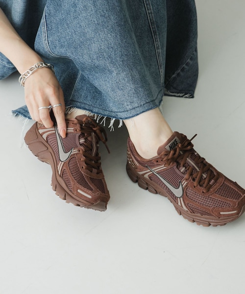 URBAN RESEARCH(アーバンリサーチ)の「NIKE ズームボメロ 5 GLD(スニーカー・レディース・F BN/M BRO/S RD/V GRR・23.5/24/24.5/25)」の1枚目の写真