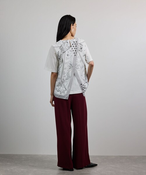 ROPE'（ロペ）の「【洗える】【YUKO SAEKI for ROPE'・コラボ】スカーフ柄プリント Aラインカットソー（Tシャツ/カットソー・レディース・ブラック/オフホワイト・F）」の7枚目の写真