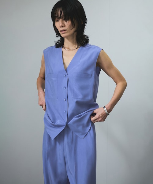 ADAM ET ROPE'（アダムエロペ）の「[25SS]GENTLE SILKジレ【セットアップ対応】（ベスト・レディース・ブラック/ベージュ/ブルー・F）」の2枚目の写真