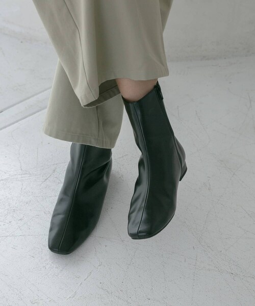 URBAN RESEARCH(アーバンリサーチ)の「『MADE IN JAPAN』スクエアトゥローヒールショートブーツ(ブーツ・レディース・IVORY/BLACK・23.5/24/24.5/25)」の2枚目の写真