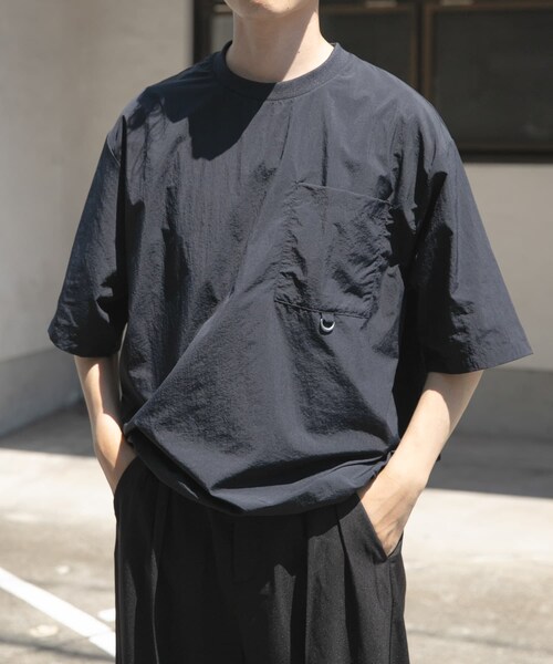 ITEMS URBANRESEARCH（アイテムズ アーバンリサーチ）の「『撥水/イージーケア/接触冷感/UVカット』タスランナイロンクルーネックドロストTシャツ（Tシャツ/カットソー・メンズ・BLK/CHA/NVY・M/L）」の4枚目の写真