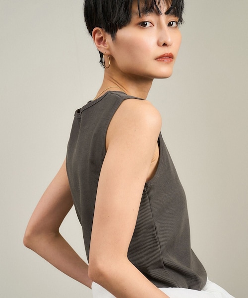 ADAM ET ROPE'（アダムエロペ）の「【WEB限定】プリマベールリブヘンリーネックノースリーブプルオーバー［UVケア・洗える］（タンクトップ・レディース・ブラック/チャコール/オフホワイト・F）」の16枚目の写真