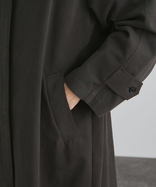 ADAM ET ROPE'（アダムエロペ）の「【WEB限定】エフォートレスステンカラーコート（トレンチコート・レディース・チャコール/ベージュ・F）」の20枚目の写真