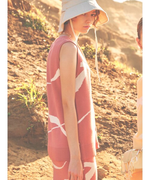 RESEXXY（リゼクシー）の「ニュアンスパターンニットベスト【セットアップ着用可能】（ベスト・レディース・ブラック/ピンク/イエロー・F）」の3枚目の写真