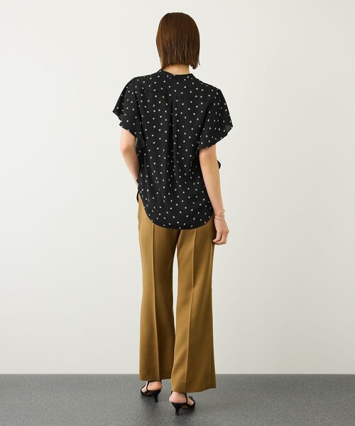 ROPE'(ロペ)の「【DEVEAUX(デヴォー)】ドットケープブラウス/セットアップ対応・イージーケア(シャツ/ブラウス・レディース・ブラック系・F)」の10枚目の写真