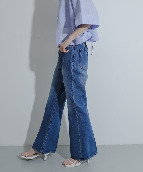 SENSE OF PLACE by URBAN RESEARCH（センスオブプレイスバイアーバンリサーチ）の「センタープレスフレアデニム（デニムパンツ・レディース・L.INDIGO/OFF WHITE/ONE WASH・XS/S/M/L/TALL）」の2枚目の写真