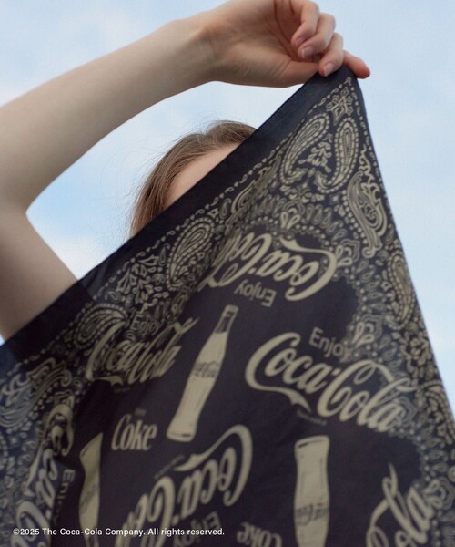 ADAM ET ROPE'（アダムエロペ）の「Coca-Cola スカーフ（バンダナ/スカーフ・レディース・ブラック/ベージュ・F）」の5枚目の写真