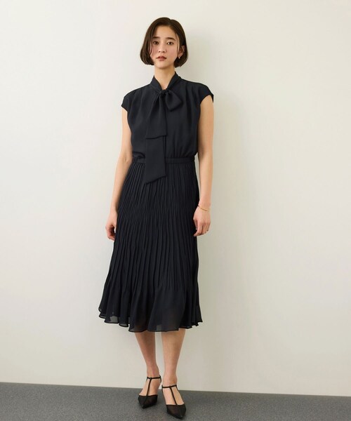 ROPE'(ロペ)の「ジョーゼットフレンチスリーブプリーツワンピース/26SS(ワンピース・レディース・ネイビー・36/38)」の2枚目の写真