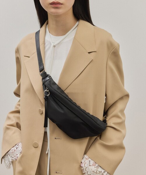 ADAM ET ROPE'（アダムエロペ）の「ミニボディーバッグ/撥水（ボディバッグ/ウエストポーチ・レディース・ブラック・F）」の2枚目の写真