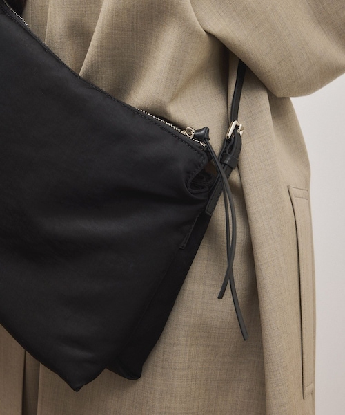 ADAM ET ROPE'（アダムエロペ）の「ダブルポケットパテッドショルダー（ショルダーバッグ・レディース・ブラック/カーキ・F）」の7枚目の写真