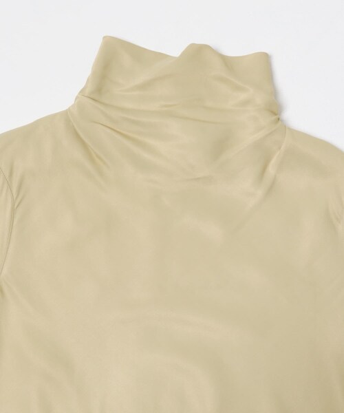 URBAN RESEARCH(アーバンリサーチ)の「RECTO SATIN BLOUSE(シャツ/ブラウス・レディース・L BEIGE・S)」の4枚目の写真