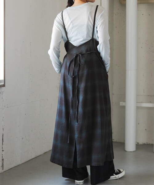 URBAN RESEARCH DOORS(アーバンリサーチドアーズ)の「FORK&SPOON オンブレチェックエプロンワンピース(ワンピース・レディース・BLU×BRN/BEG×KHK・1/2)」の3枚目の写真