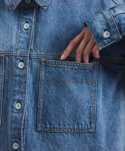 ADAM ET ROPE'（アダムエロペ）の「USAコットンデニムオーバーシャツ［セットアップ対応］（シャツ/ブラウス・レディース・ブルー系/サックス・F）」の21枚目の写真