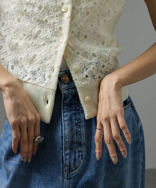 ADAM ET ROPE'(アダムエロペ)の「【J'aDoRe限定】【R&D.M.Co-OLDMAN'S TAILOR】LACE FLOWER NO SLEEVE CARDIGAN(ベスト・レディース・ブラック/ホワイト・F)」の17枚目の写真
