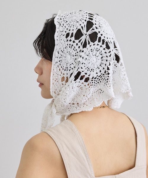 ADAM ET ROPE'(アダムエロペ)の「【WEB限定】クロシェバブーシュカ(バンダナ/スカーフ・レディース・ブラック/キナリ・F)」の1枚目の写真