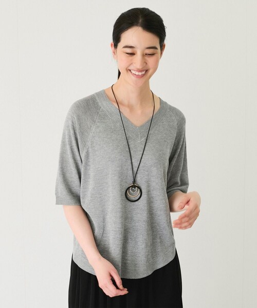 Jayro（ジャイロ）の「Ｖネック5分袖ニットトップス　　（ニット/セーター・レディース・グレー/ベージュ/モスグリーン/ネイビー/ブルー/ピンク/イエロー・F）」の2枚目の写真