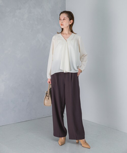 URBAN RESEARCH ROSSO（アーバンリサーチロッソ）の「ウォッシャブルVネックフレアブラウス（シャツ/ブラウス・レディース・OFF WHITE/CHARCOAL・FREE）」の10枚目の写真