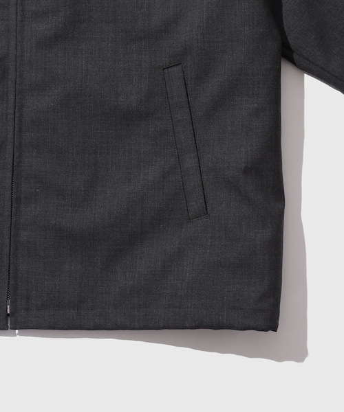 ADAM ET ROPE'(アダムエロペ)の「【AURALEE/オーラリー】BONDED TROPICAL WOOL ZIP BLOUSON(ブルゾン・メンズ・チャコール・3/4)」の7枚目の写真