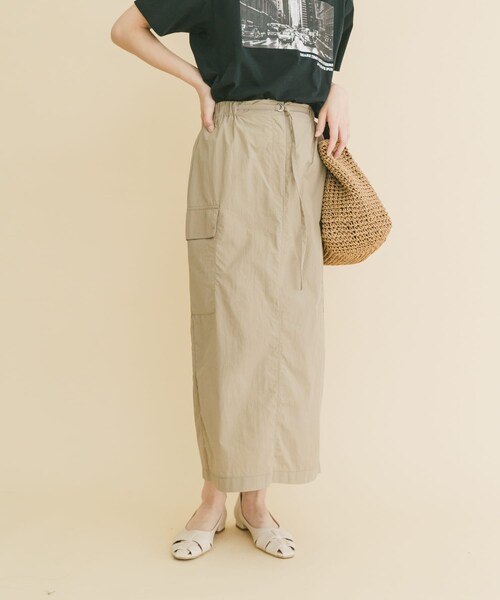 ITEMS URBANRESEARCH(アイテムズ アーバンリサーチ)の「ナイロンカーゴタイトスカート(スカート・レディース・L.BEG/MOC/BLK・FREE/TALL)」の4枚目の写真
