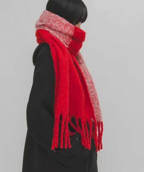 KBF（ケイビーエフ）の「ビッグフリンジバイカラーストール（マフラー・レディース・YELLOW/RED/BLACK・One）」の4枚目の写真