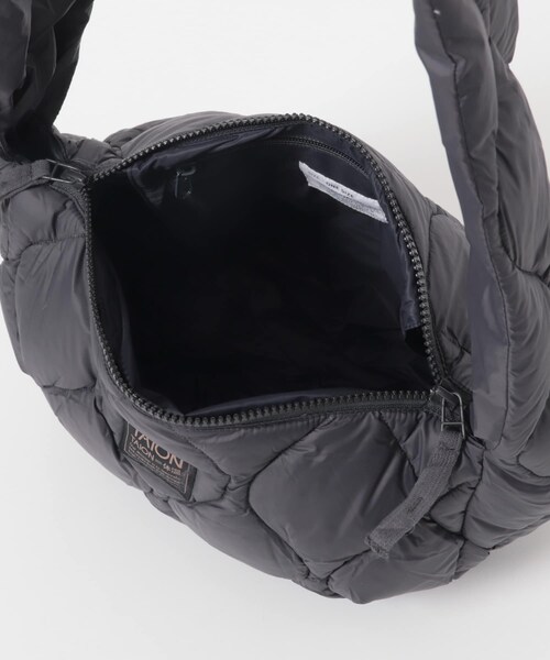 SENSE OF PLACE by URBAN RESEARCH（センスオブプレイスバイアーバンリサーチ）の「TAION　ミリタリーバナナショルダーダウンバッグM（ショルダーバッグ・メンズ・BLACK/D.CHARCOAL/D.S.GRN・One）」の10枚目の写真