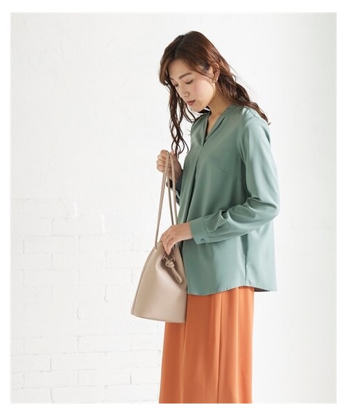 nissen（ニッセン）の「大きいサイズ 【しっとりしなやか素材】ストレッチシンプルVネックブラウス（シャツ/ブラウス・レディース・モカブラウン/チャコールネイビー/オフホワイト/スモーキーグリーン/トープグレー/ラベンダー/スモークプラム・L/LL/3L/4L/5L/6L/8L/10L）」の18枚目の写真