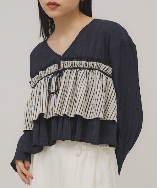 KBF（ケイビーエフ）の「フリルレイヤードブラウス（シャツ/ブラウス・レディース・IVORY/NAVY×IVO/BLACK・One）」の3枚目の写真