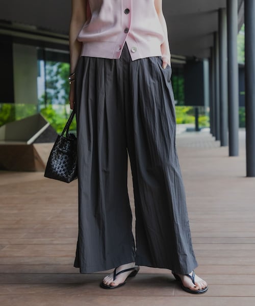 URBAN RESEARCH(アーバンリサーチ)の「『UR TECH/撥水/UVカット』ギャザーワイドパンツ(その他パンツ・レディース・ICE GRAY/BEIGE/CHARCOAL・36/38)」の1枚目の写真