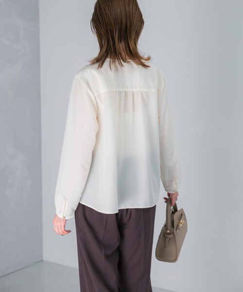 URBAN RESEARCH ROSSO（アーバンリサーチロッソ）の「ウォッシャブルVネックフレアブラウス（シャツ/ブラウス・レディース・OFF WHITE/CHARCOAL・FREE）」の9枚目の写真