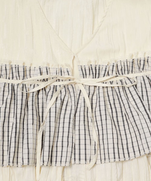 KBF（ケイビーエフ）の「フリルレイヤードブラウス（シャツ/ブラウス・レディース・IVORY/NAVY×IVO/BLACK・One）」の12枚目の写真