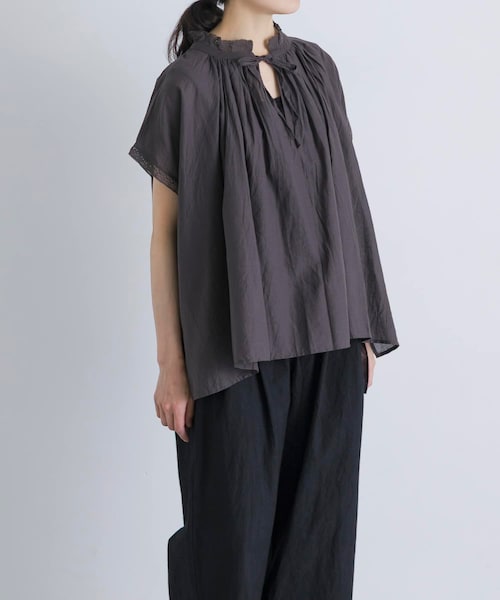 かぐれ(カグレ)の「SOIL COTTON VOILE GATHERED SHIRTS(シャツ/ブラウス・レディース・WHT/CCR・1)」の2枚目の写真